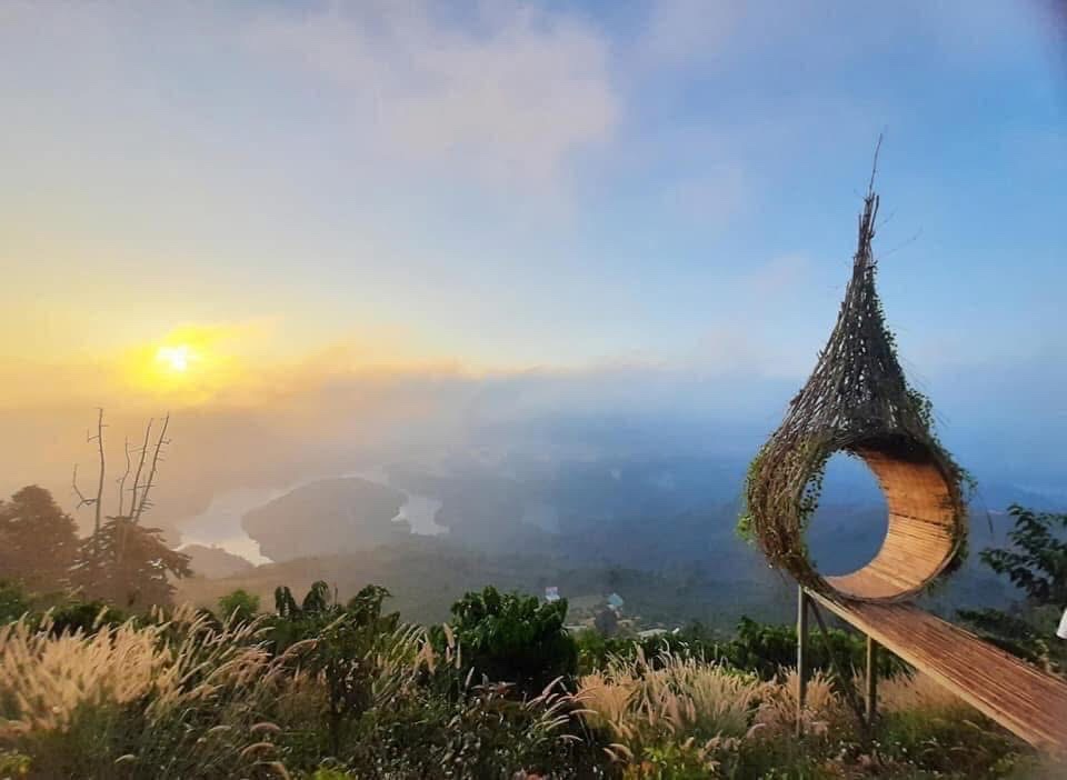 View hồ Tà Đùng buổi sáng với mây thấp