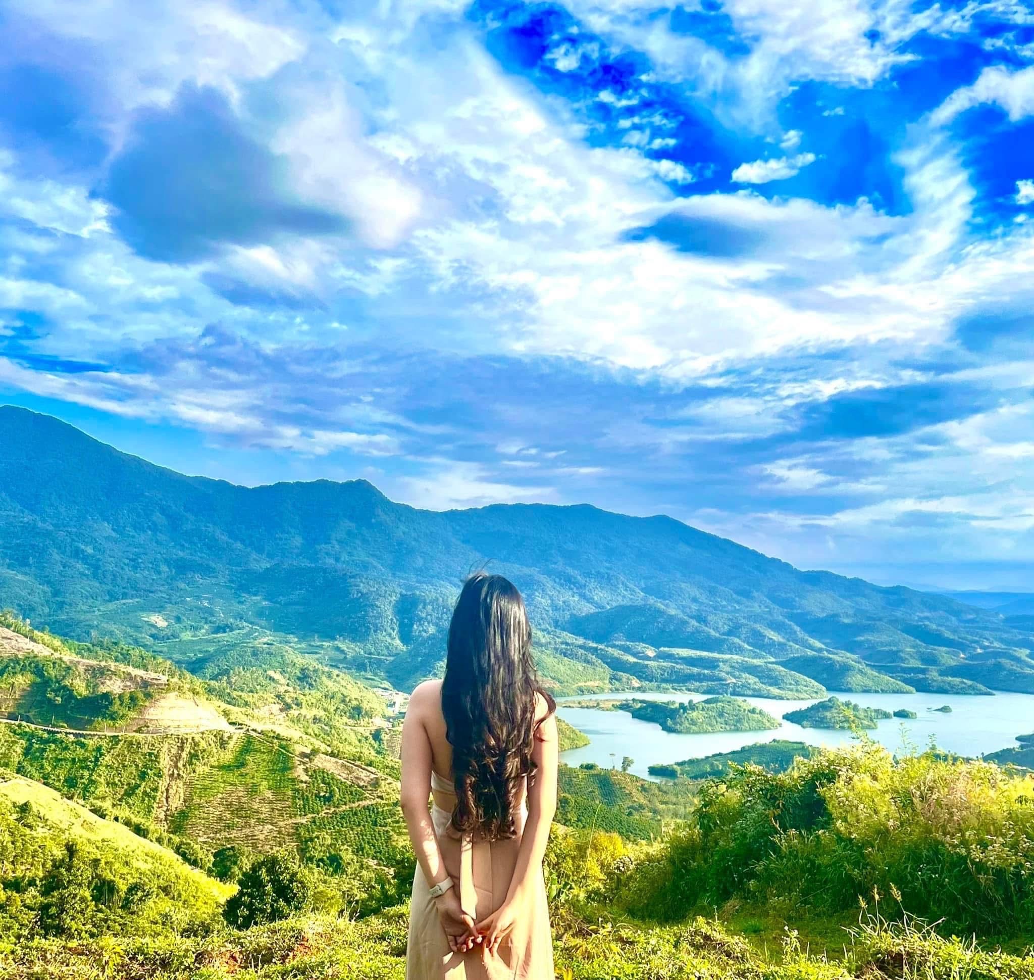 Du lịch Tà Đùng với view hồ rộng và nhiều đảo nhỏ nhìn từ trên cao