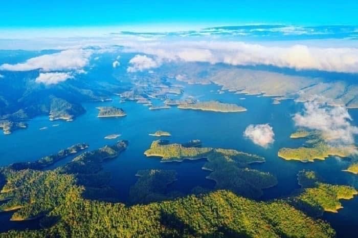 Quần đảo trên hồ Tà Đùng nhìn từ trên cao, mây trắng phủ đỉnh núi