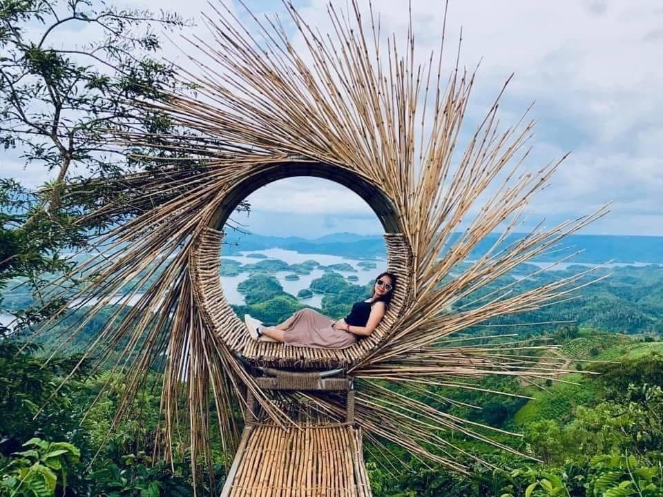 Góc chụp ảnh bằng mây tre nhìn ra hồ Tà Đùng
