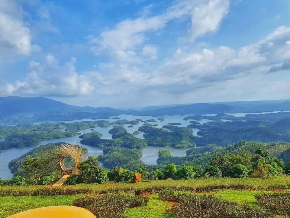 Đồi cỏ có góc chụp mây tre nhìn ra hồ Tà Đùng